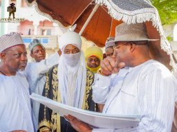 VISITE DU ROI DE KANO NIGERIA AU PRESIDENT BAYE CISS DURANT LES TRAVAUX DE CONSTRUCTION DE L'ESPLANADE DE MEDINA BAYE